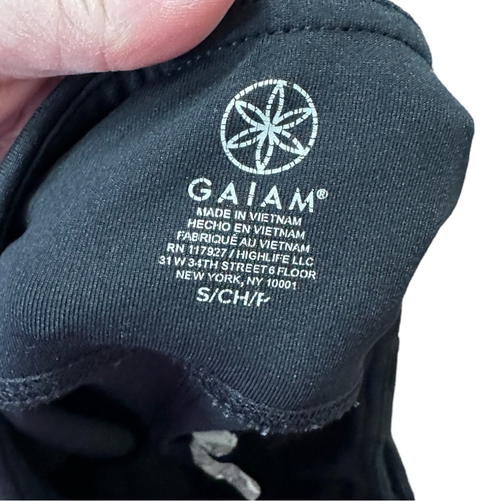🌸Gaiam- Black Capri Legging with Lacy Trim- Size Small - Picture 5 of 6